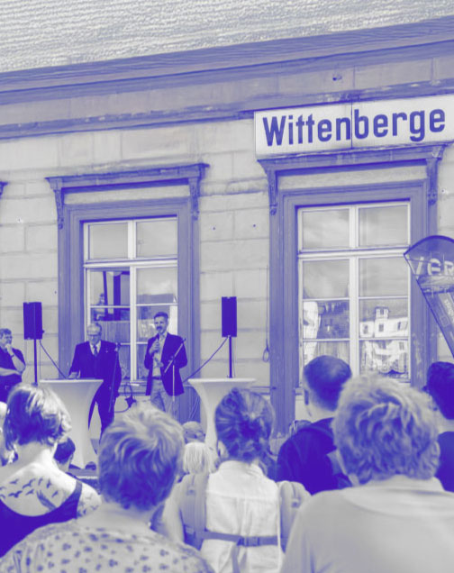 Symbolbild: Austausch im öffentlichen Raum vor dem Bahnhof Wittenberge
