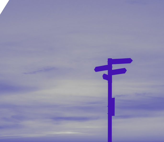 Symbolischer Wegweiser vor einem Himmel mit Wolken